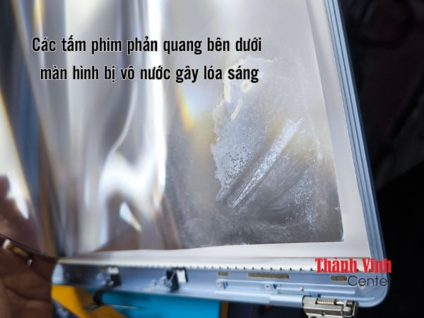 Các tấm phim phản quang bên dưới màn hình Macbook