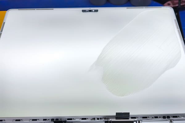 Vết nước trong các tấm phim phản quang bên dưới màn hình