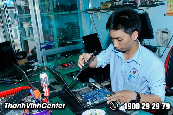 thay-man-hinh-laptop-toshiba-gia-bao-nhieu-02