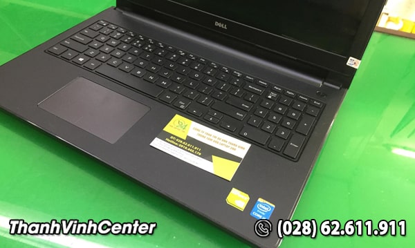 Kiểm tra tông thể hình thức bên ngoài của laptop cũ