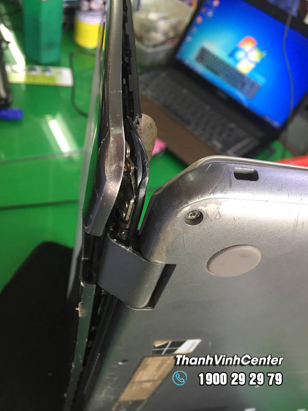 Màn hình cảm ứng laptop Asus Flip TP501U TP501UA TP501UB bị bể, bản lề bung, vỏ móp. 03
