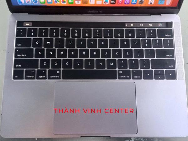 MACBOOK Pro A1706 (2017) CPU Intel Core i5 lõi kép RAM 8GB Ổ CỨNG SSD 256 GB VGA Intel Iris Plus Graphics 650 1536 MB LCD Retina Tích hợp 13,3